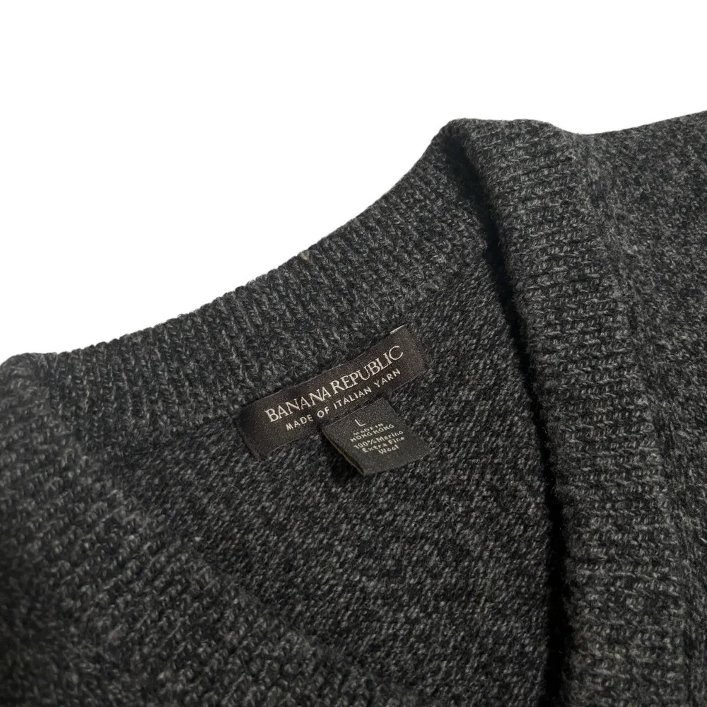Banana Republic Men's Italian Yarn Merino Wool V Neck Sweater Size L 22 x27‎